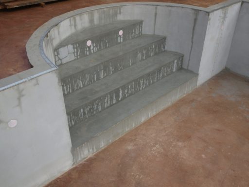 construction d'une pisicne- escaliers